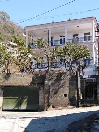 Гостевой дом Отдых у Марго Гагра Четырехместный номер с общей ванной комнатой-1