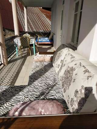 Гостевой дом Отдых у Марго Гагра Трехместный номер с основными удобствами и общей ванной комнатой-12