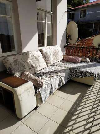 Гостевой дом Отдых у Марго Гагра Трехместный номер с видом на море-1