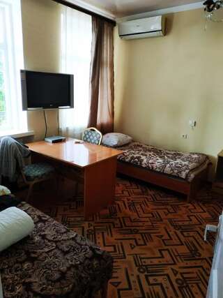 Гостевой дом Отдых у Марго Гагра Четырехместный номер с общей ванной комнатой-17