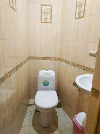 Гостевой дом Отдых у Марго Гагра Трехместный номер с основными удобствами и общей ванной комнатой-16