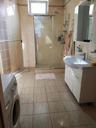 Гостевой дом Отдых у Марго Гагра Трехместный номер с основными удобствами и общей ванной комнатой-17