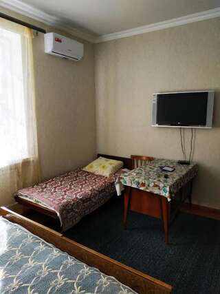 Гостевой дом Отдых у Марго Гагра Трехместный номер с основными удобствами и общей ванной комнатой-21