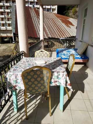 Гостевой дом Отдых у Марго Гагра Трехместный номер с основными удобствами и общей ванной комнатой-26