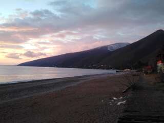 Гостевой дом Отдых у Марго Гагра Трехместный номер с основными удобствами и общей ванной комнатой-4